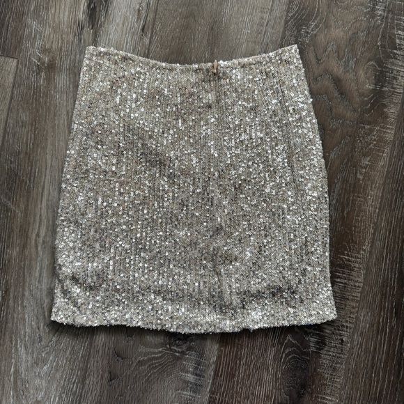 Love On A Hanger Sequin Mini Skirt in Gold Size 5 - Picture 6 of 7